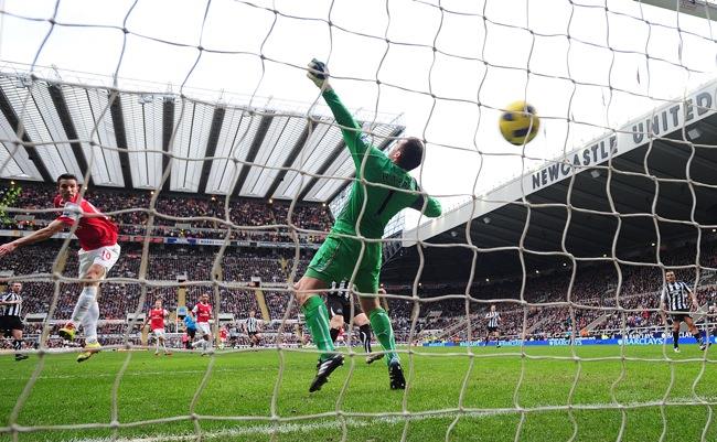 I sistem di tappeti erbosi ibridi offrono più stabilità e più azioni spettacolari dei giocatori per fare goal